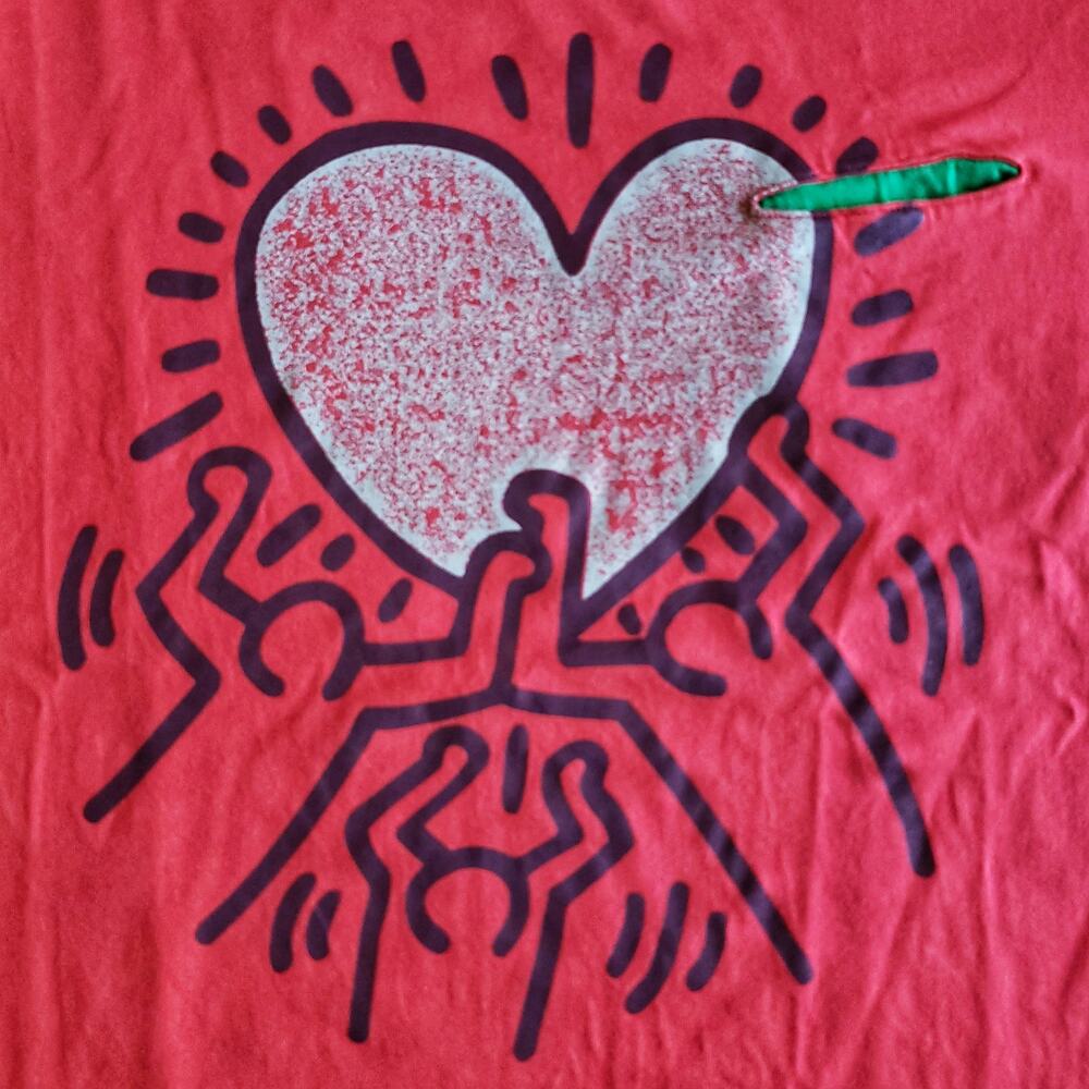 UNIQLO x KEITH HARING unisex pop art holding heart red tee pocket t-shirt Size M - Picture 4 of 7